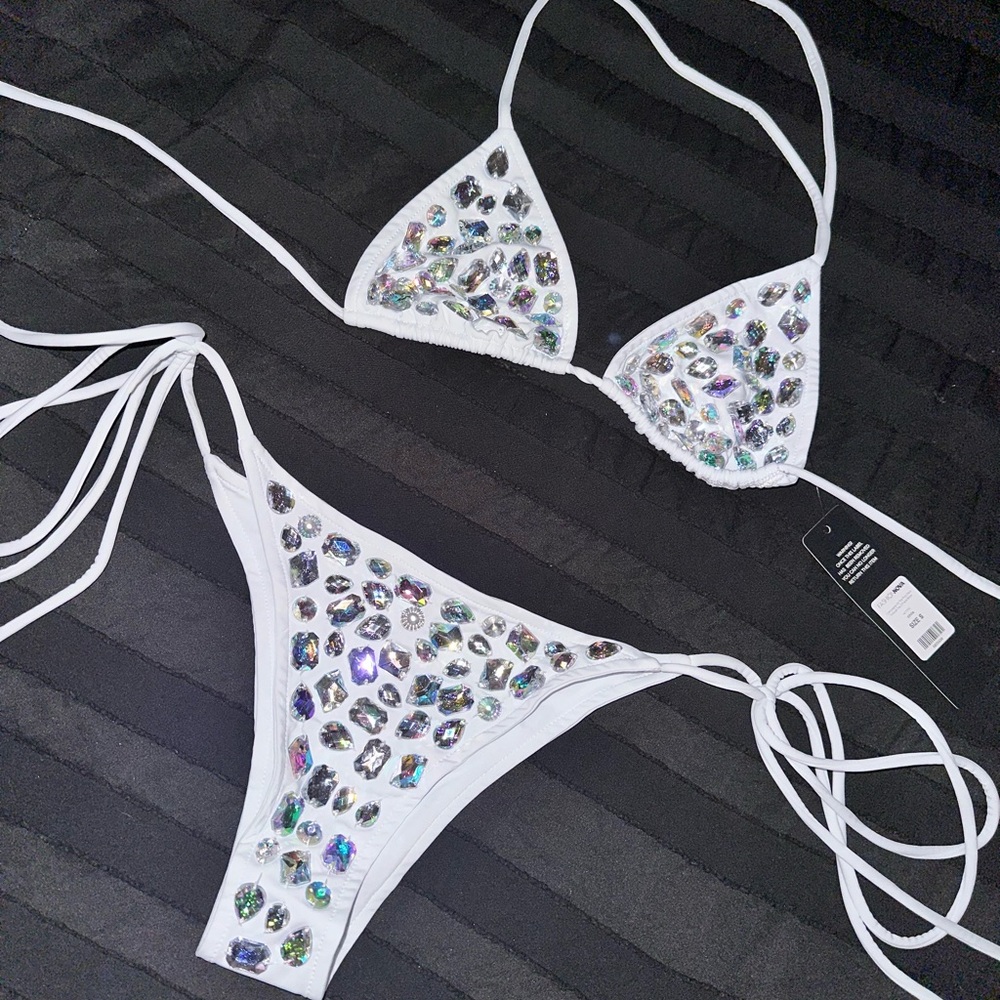 SOLLLLDDD
White bikini